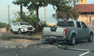 Desgovernado, carro derruba poste sobre outro veículo e 3 ficam feridos na Ponta Negra