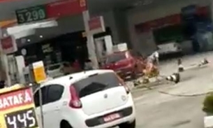 Revoltados, justiceiros em comboio atropelam e espancam assaltantes em Manaus