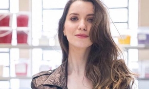 Nathalia Dill beija atriz que interpreta Britney em 'A Dona do Pedaço'