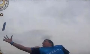 Homem pega celular no ar durante passeio de montanha-russa; assista ao vídeo 
