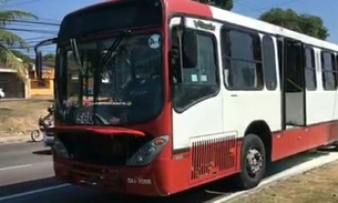 Em Manaus, ônibus incendeia no meio de avenida e mercadinho pega fogo na Zona Leste