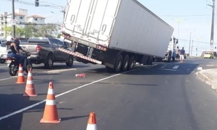 Carreta tomba em avenida de Manaus e por pouco não provoca tragédia