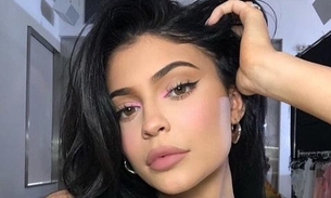 Kylie Jenner posa nua em clima quente com o marido e bumbum gigante chama atenção