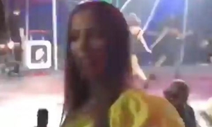 Vídeo: Anitta dá tapa em fã após puxão de cabelo
