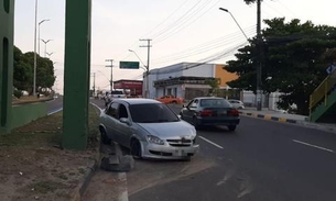 Carro perde direção e gira na pista após se chocar com passarela em Manaus