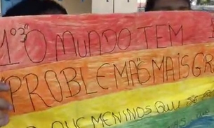 Estudante é agredido por ser homossexual e colegas fazem protesto em Manaus