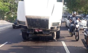 Em pleno horário de pico, caminhão em pane mecânica para trânsito em avenida de Manaus