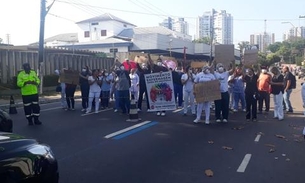 Profissionais da saúde param trânsito durante protesto por salário atrasados em Manaus