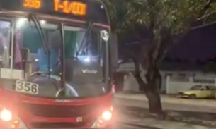 Passageira leva coronhada durante assalto a ônibus em Manaus 