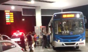 Dupla suspeita de assalto é presa após motorista de ônibus arriscar a vida; Entenda 
