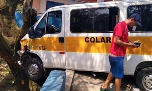 Desgovernada, van escolar atinge carros e árvore e deixa 10 criança feridas