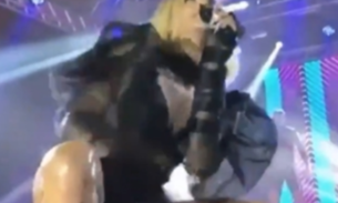  Vídeo: Pabllo Vittar recebe CD de fã e esfrega em partes íntimas durante show 