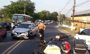 Em Manaus, acidente em rotatória deixa motociclista ferido e trânsito parado 