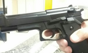 Durante assalto a ônibus, cobrador percebe arma falsa e parte para cima de suspeito em Manaus