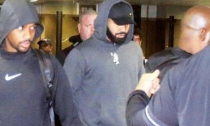 Vídeo: Ao desembarcar no Brasil, Drake ignora fãs no aeroporto 