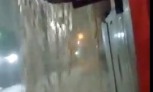 Ruas de Manaus alagam durante chuva torrencial; veja fotos e vídeos