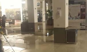 Shoppings de Manaus alagam durante tempestade e clientes se desesperam
