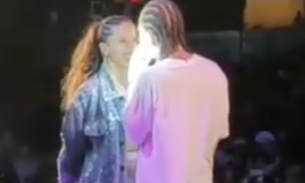 Vídeo: Vitão não resiste e tasca beijo em Anitta durante show em São Paulo