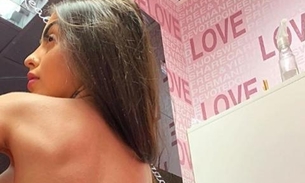 Sem sutiã, MC Mirella dá close em bumbum de baixo para cima e exibe marquinha