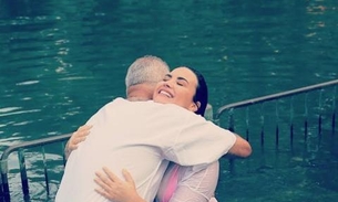 Demi Lovato se batiza no rio Jordão, mesmo onde Jesus foi batizado