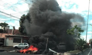 Moradores fecham avenida em protesto contra falta de energia em Manaus