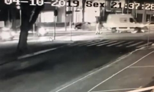 Menino de 9 anos é atropelado por ambulância ao andar de patinete