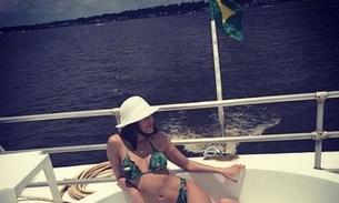 Em Manaus, ex-bbb Maria Melilo ostenta em iate com namorado milionário