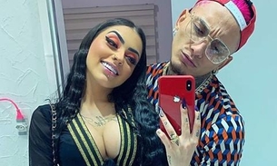 Em momento íntimo com namorado, MC Mirella celebra aniversário de namoro 