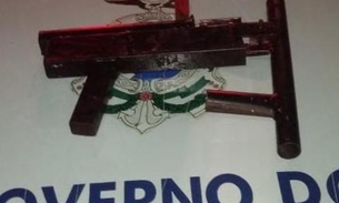 Em Manaus, criminosos abandonam carro roubado com arma caseira dentro