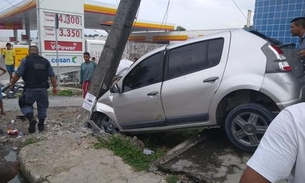 Carro desgovernado invade calçada e derruba poste em avenida de Manaus