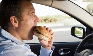 Consequências em comer rápido demais que afetam sua saúde