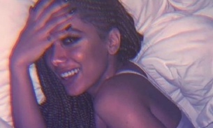 Anitta sensualiza com bumbum para cima de fio dental