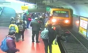 Vídeo: Homem desmaia e derruba mulher nos trilho do metrô 