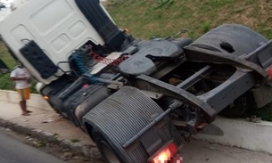 Caminhão desgovernado invade calçada e provoca acidente em avenida de Manaus