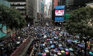 Sob ataque, milhares de manifestantes voltam às ruas de Hong Kong