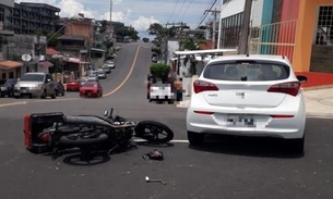 Motociclista fica ferido após colidir com carro em cruzamento de Manaus