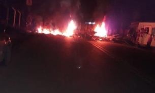 Sem luz há 4 dias, moradores fazem protesto em Manaus