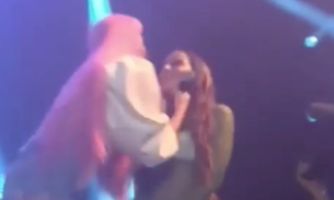 Anitta e Alinne Rosa se beijam durante show em Salvador 