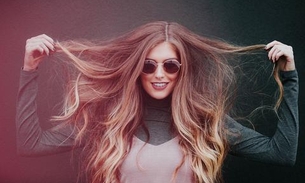 Shampoo bomba é seguro? Conheça mais sobre a mistura que faria o cabelo crescer