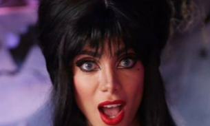 Fantasiada de Elvira, Anitta ousa e deixa seios à mostra em festa de Halloween