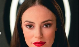 Paolla Oliveira deixa seios à mostra no Baile das Bruxas