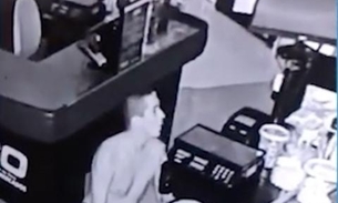 Vídeo: Homem invade e rouba supermercado C.O em Manaus