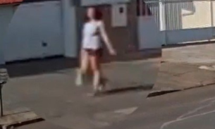 Câmeras flagram mulher abandonando recém-nascido dentro de sacola em via pública