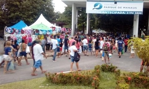 Para prestar homenagens, populares lotam cemitérios de Manaus em Dia dos Finados