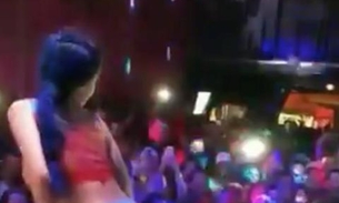 Tati Zaqui esfrega bumbum na cara de mulher e as duas se beijam durante show