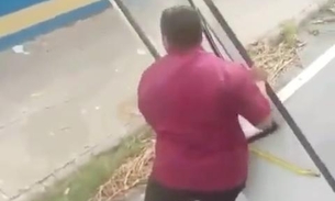  Vídeo: Motorista desce do ônibus para buscar porta que caiu em Manaus