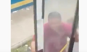 Vídeo: Porta de ônibus sucateado despenca no meio da rua durante percurso em Manaus