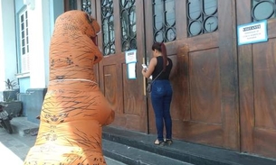 Em Manaus, T-Rex surge em escola e surpreende candidata atrasada para prova do Enem 