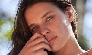 Bruna Linzmeyer posa com seio à mostra sem censura