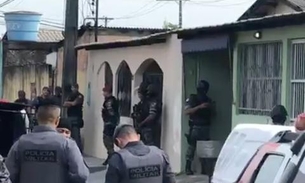 Criminosos que fazem jovem refém anunciam rendição, mas voltam atrás em Manaus